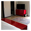 Meuble TV et banc de lit laqué rouge